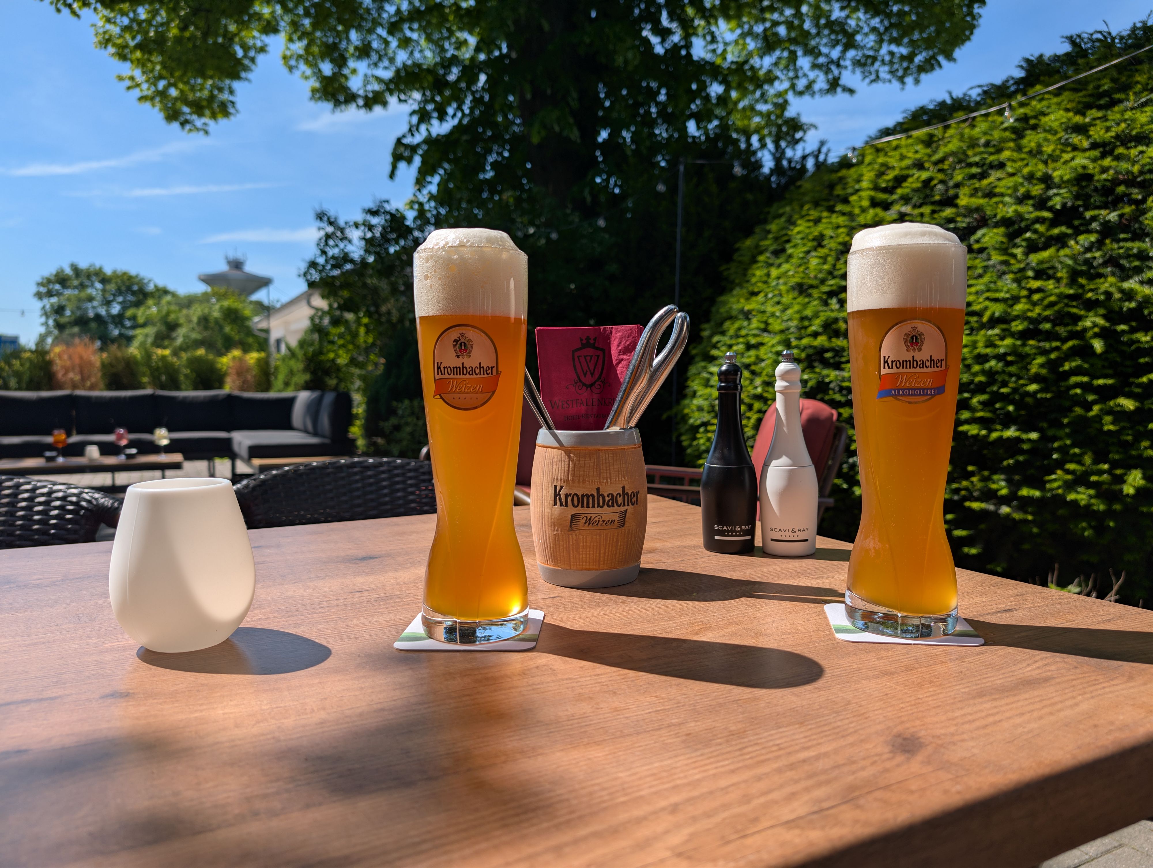 Krombacher Weizenbier im Biergarten