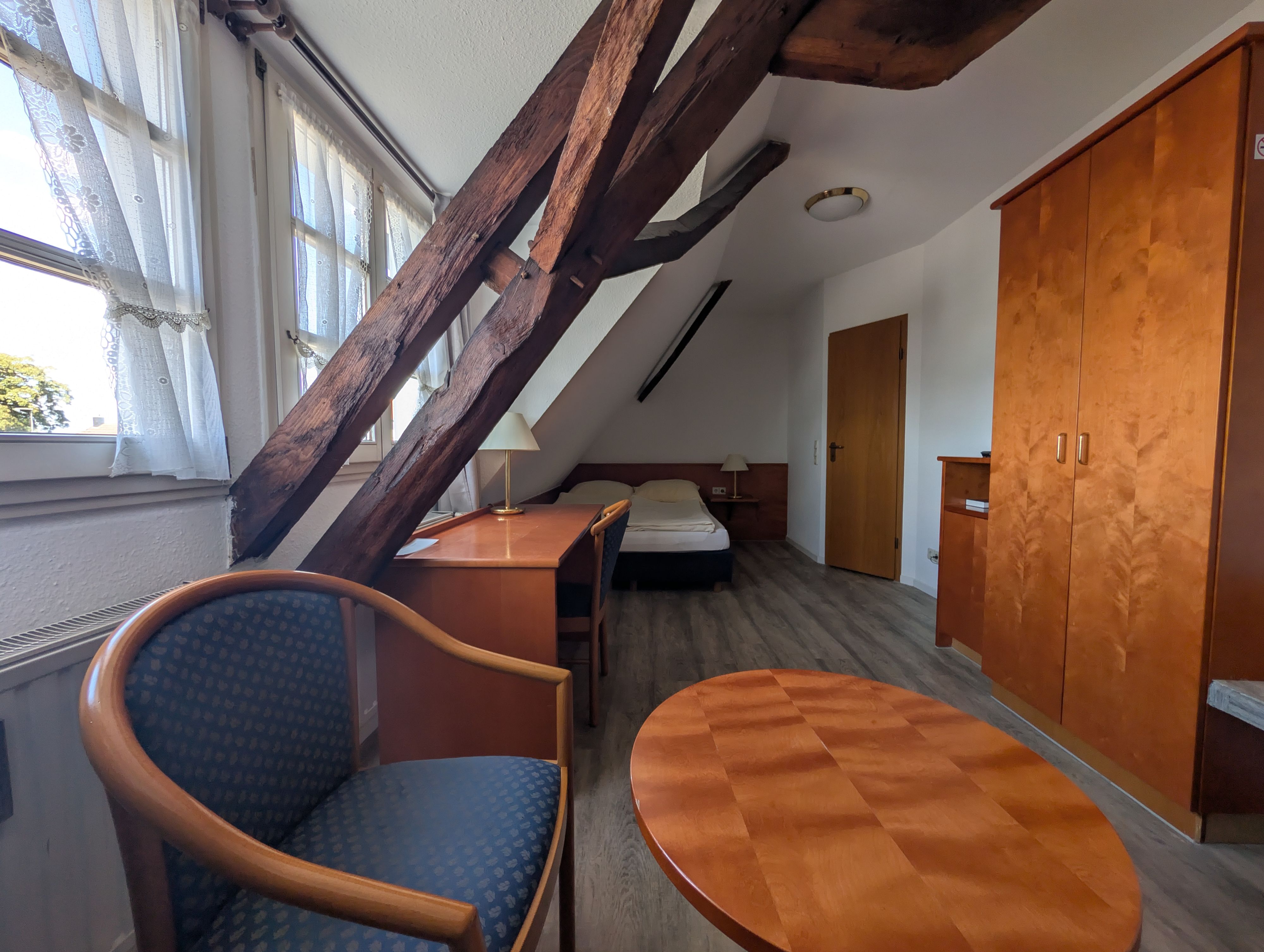 Doppelzimmer mit Schreibtisch