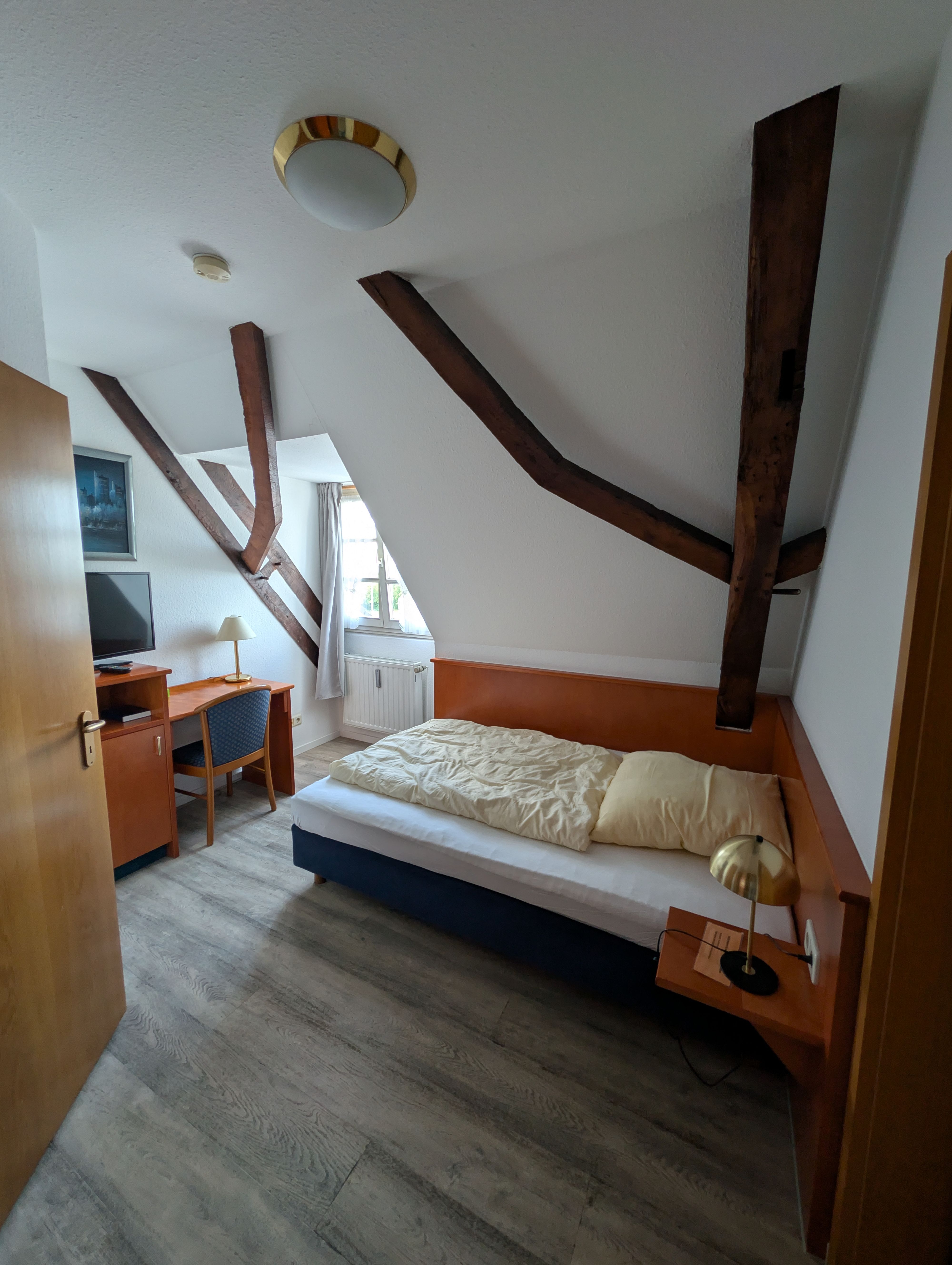 Einzelzimmer unter Dachschräge