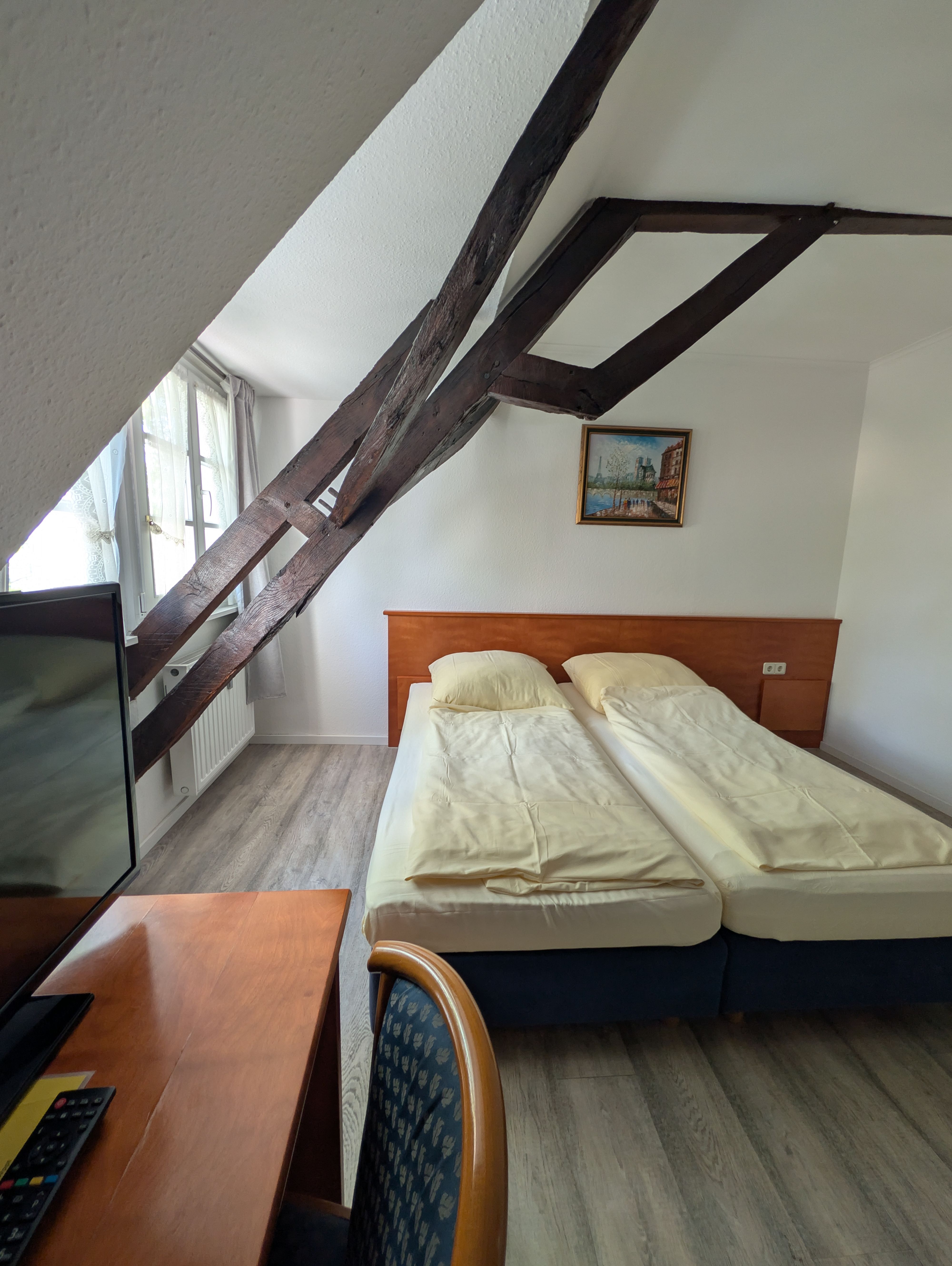 Familienzimmer mit Holzbalken