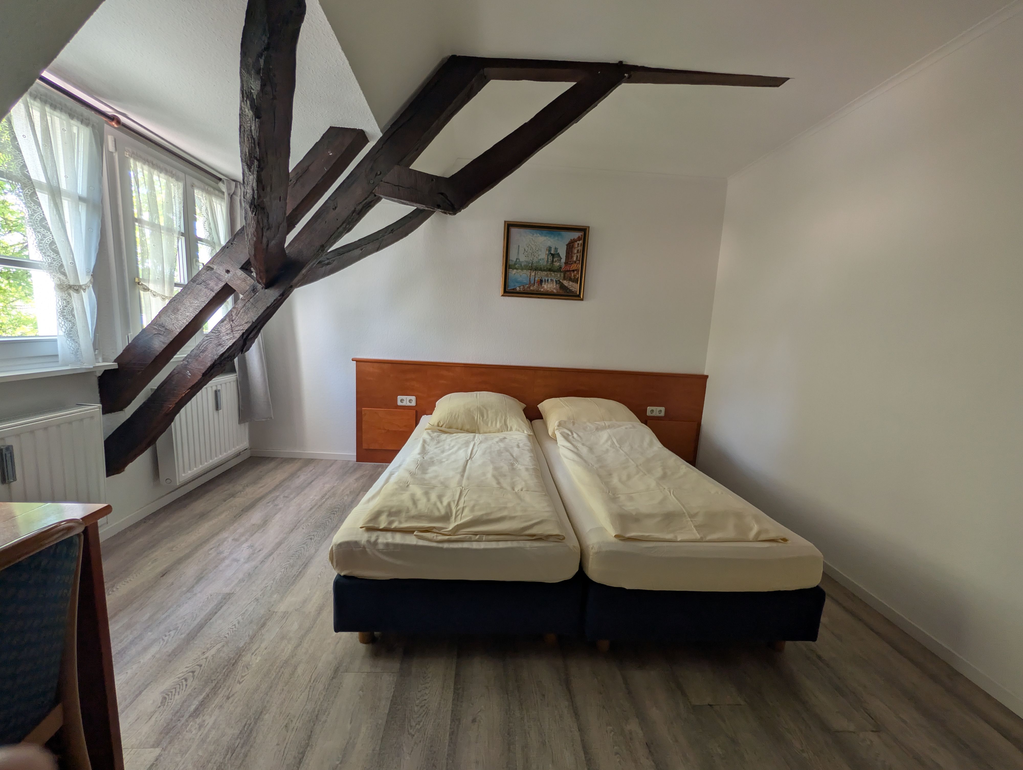 Familienzimmer mit historischen Holzbalken