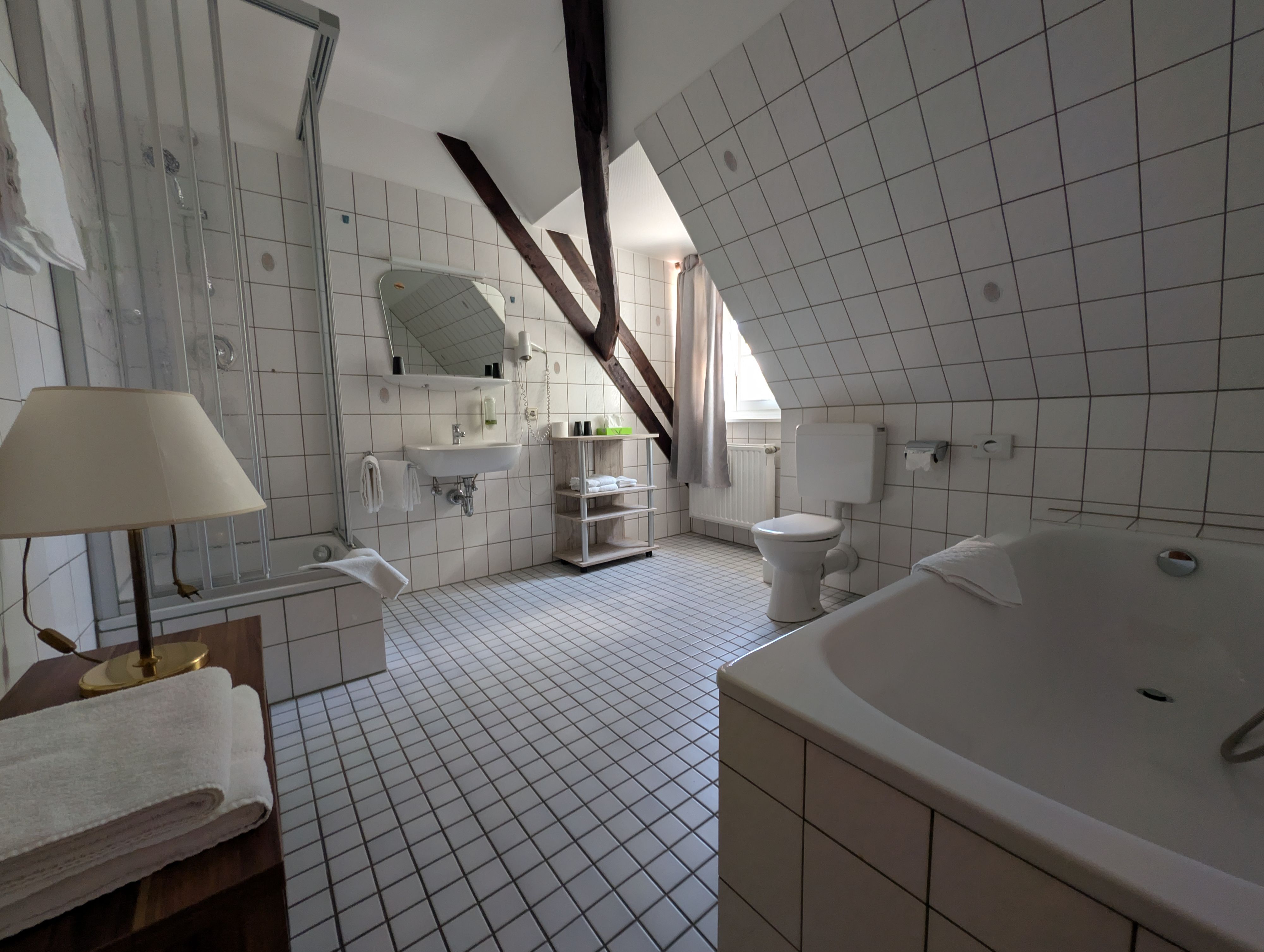 Geräumiges Badezimmer im Familienzimmer